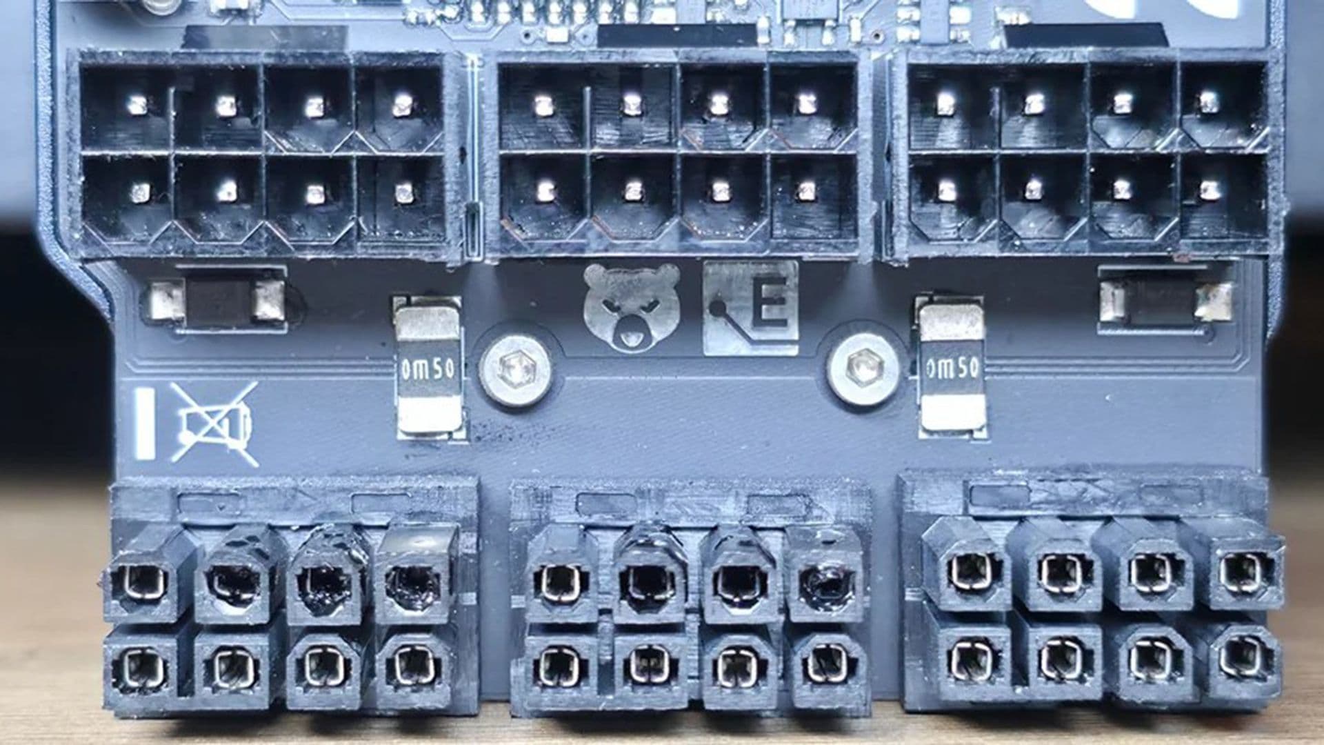 Damaged PCIe 8-pin connectors on a Thermal Grizzly WireView adapter